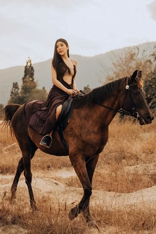 Bộ ảnh cưỡi ngựa của hot girl người Thái Lan được nhiều cư dân mạng chia sẻ.