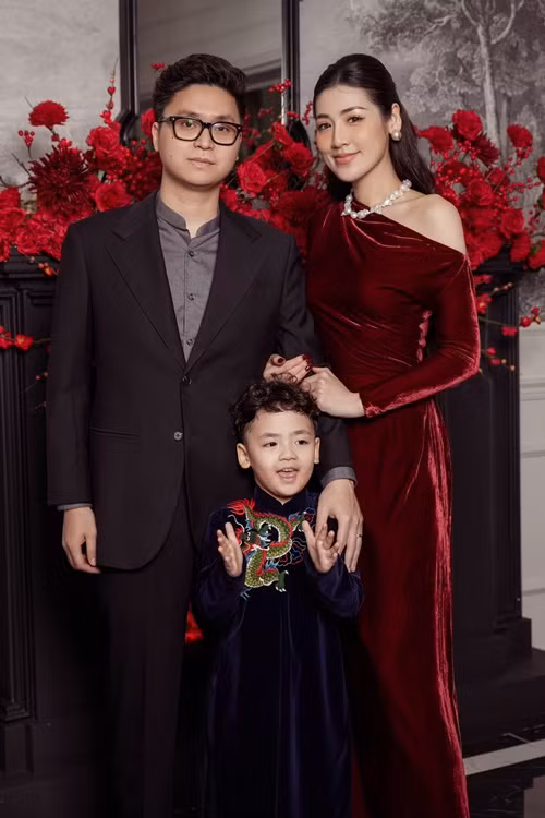 Chồng Á hậu Tú Anh là thiếu gia Gia Lộc. Nàng hậu thường gọi chồng là Mimi.