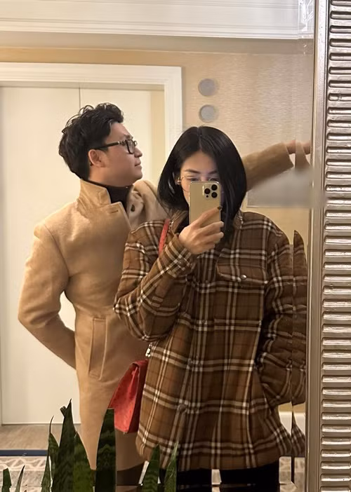 Nàng hậu chia sẻ trên Báo Giao Thông, cô không bao giờ đòi hỏi Gia Lộc phải biết chăm sóc con cái kỹ càng.