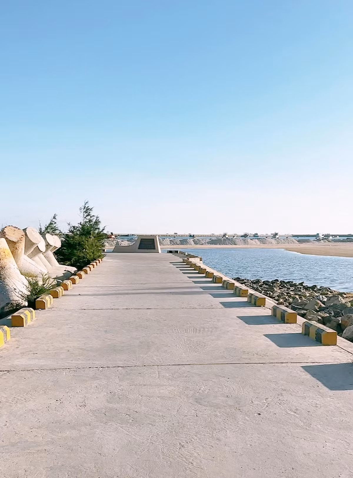 "May mắn, đợt này mình di chuyển rất nhanh và thuận lợi nên không hề cảm thấy bị mệt mỏi với tổng thời gian đi khoảng 7 tiếng. Mình thấy đảo Phú Quý rất đẹp, ở ngoài thậm chí còn xinh đẹp hơn trên ảnh. Vì mới phát triển du lịch nên Phú Quý vẫn còn khá hoang sơ so với du lịch ở những vùng biển khác. Mình lại thích đi đến những nơi không quá đông người và bị thương mại hoá nên thấy Phú Quý rất phù hợp với mình", Hương Hà bày tỏ. Hành trình khám phá Phú Quý của nhóm bạn không dừng lại ở đó. Họ đã di chuyển một vòng quanh đảo để check-in tại những địa điểm nổi tiếng như phong điện, đường Chị Nên, vịnh Triều Dương, bãi Lăng,... Mỗi điểm đến đều mang đến cho họ những trải nghiệm và cảm xúc riêng biệt.