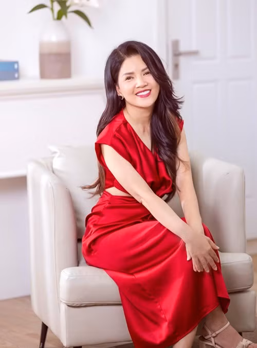 Ở tuổi U50, Ngọc Trinh vẫn trẻ trung, xinh đẹp.