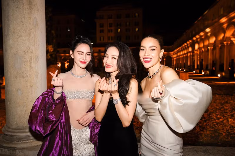 Hiện tại, Hồ Ngọc Hà là gái 3 con, ở tuổi 40, còn Thư Kỳ vẫn son rỗi và đã bước sang tuổi 50.