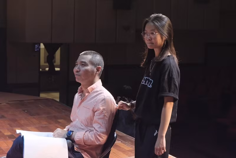 Mở đầu phim, Thục Anh cho biết, cô sống cùng mẹ, chỉ thường gặp bố trên tivi sau khi bố mẹ ly hôn. Khi chứng kiến bố có hạnh phúc mới, Thục Anh cảm giác bị lãng quên nên từng ghét bố. Tuy nhiên, càng lớn, Thục Anh càng hiểu bố. Ảnh: FBNV.