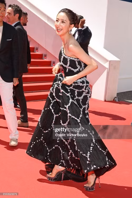 Đồng Lệ Á dự thảm đỏ Cannes ngày thứ 5. Trong ngày đầu tiên tham dự sự kiện, cô bị ban tổ chức nhắc nhở vì tạo dáng quá lâu. Ảnh: Getty Images.