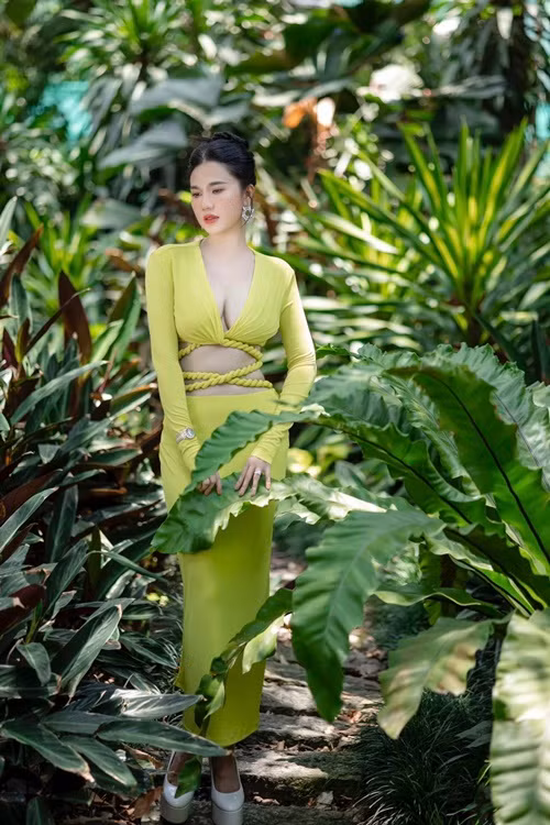 Chi gai Ngoc Trinh ngay cang goi cam khi tai hon voi Tieu Quang