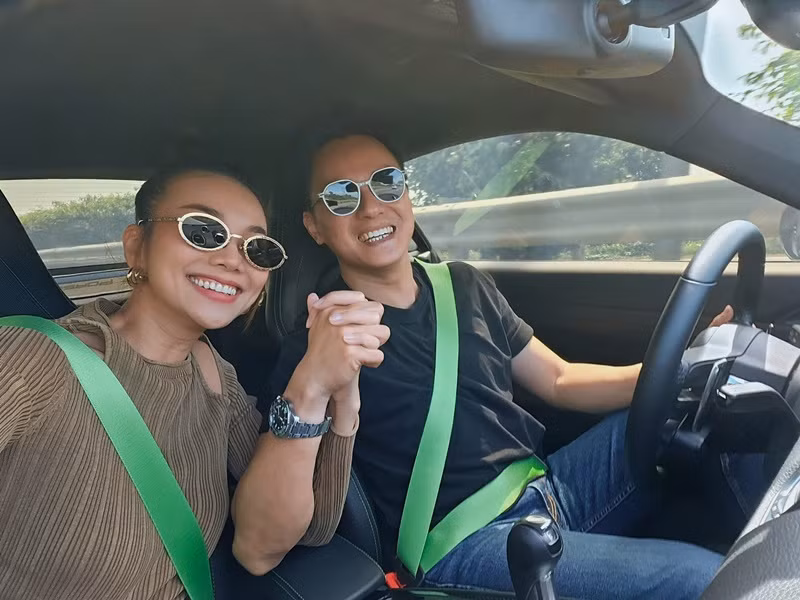 Khi được hỏi liệu nhạc trưởng Trần Nhật Minh có ủng hộ vợ mặc táo bạo hay không, Thanh Hằng cho biết: “Tôi chưa có hỏi, thôi vợ mặc đẹp rồi phải chịu thôi chứ giờ ra sao”.