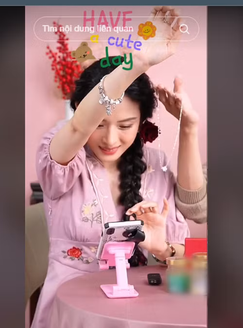 Trương Hồ Phương Nga bán hàng online, kín tiếng về chuyện hẹn hò Truong Ho Phuong Nga ban hang online, kin tieng ve chuyen hen ho