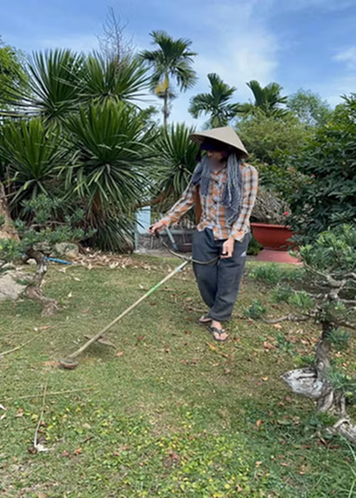 Dương Triệu Vũ đăng hình ảnh Hoài Linh làm vườn ở nhà thờ Tổ nghiệp. Ảnh: FBNV.