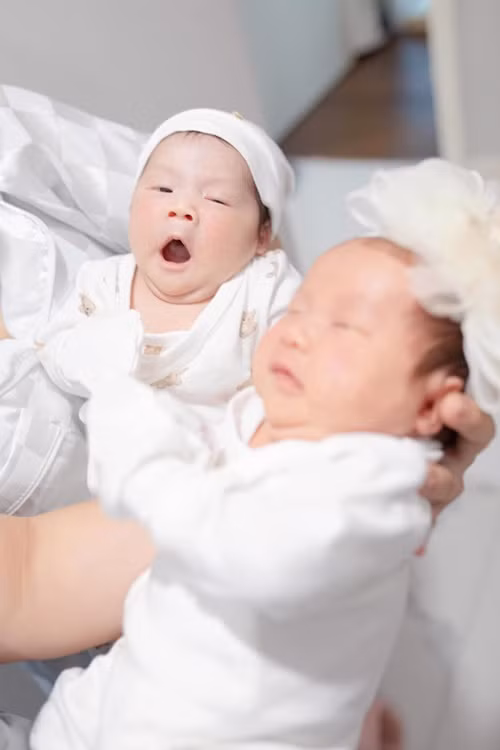 Cặp song sinh nhà Sam kháu khỉnh khi 1 tháng tuổi.
