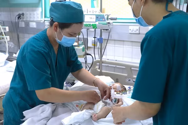 Người mẹ của những em bé sơ sinh trong phòng hồi sức - Hình 2 Nguoi me cua nhung em be so sinh trong phong hoi suc-Hinh-2