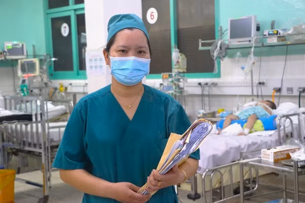 Người mẹ của những em bé sơ sinh trong phòng hồi sức Nguoi me cua nhung em be so sinh trong phong hoi suc