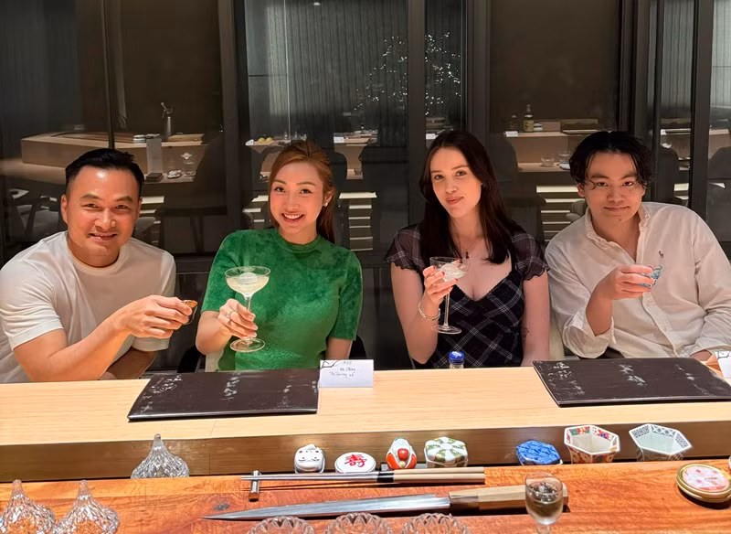 Lý Thuỳ Chang có mối quan hệ tốt đẹp với con trai riêng của Chi Bảo - Gia Cát. Cách đây không lâu, khi về nước nghỉ hè, Gia Cát cùng bạn gái đi ăn uống, du lịch cùng vợ chồng Chi Bảo.