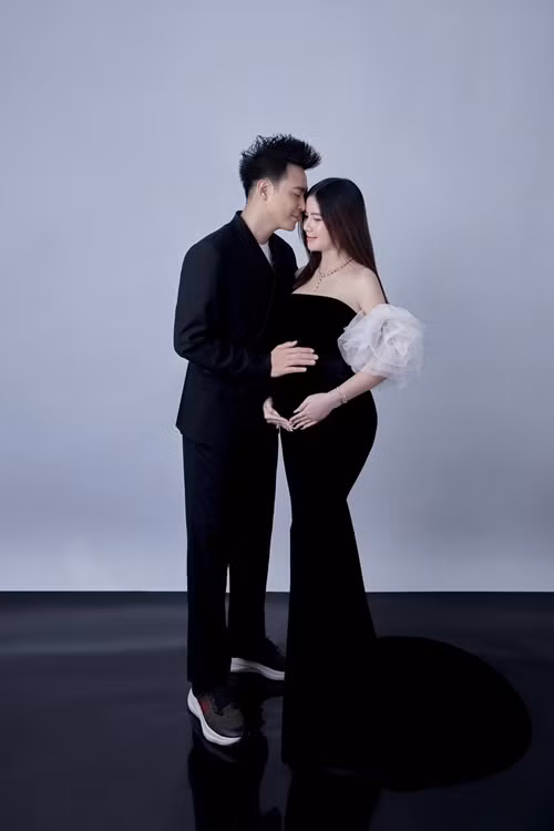 Trên trang cá nhân, Kha Ly khoe bộ ảnh bầu bí chụp cùng Thanh Duy.