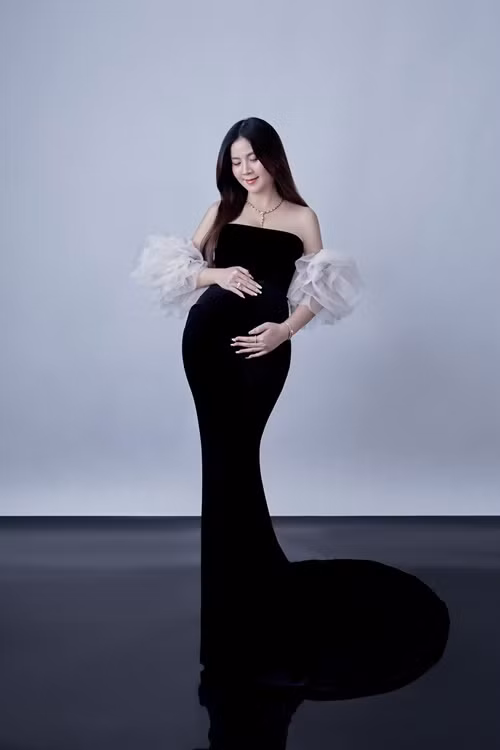 "Chúc ba luôn khoẻ mạnh, bình an, vui vẻ và hạnh phúc, chạy thật nhiều show ba nhé. Yêu ba", Kha Ly nhắn nhủ chồng.