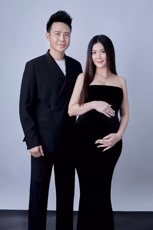 Vợ chồng Kha Ly ăn mặc đồng điệu trong bộ ảnh nghệ thuật.