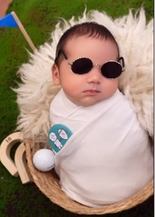 Bé Mỡ vẻ ngoài bụ bẫm, đáng yêu. Nhiều người cho rằng cậu nhóc có gương mặt giống bố.