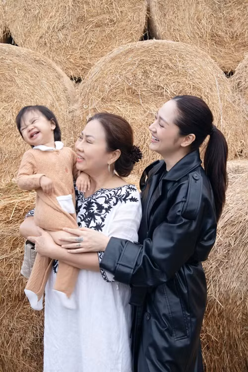 Mẹ ruột Bảo Anh thường xuyên hỗ trợ con gái chăm sóc bé Misumi.