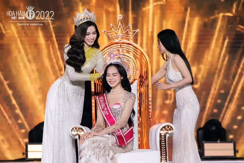 Tháng 12/2022, Đỗ Thị Hà trao vương miện cho người kế nhiệm Huỳnh Thị Thanh Thủy. Ảnh: FBNV.