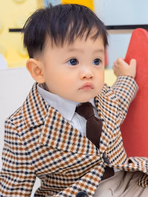Bé Sutin - con trai Đàm Thu Trang - Cường Đô la diện vest trong loạt ảnh mới.
