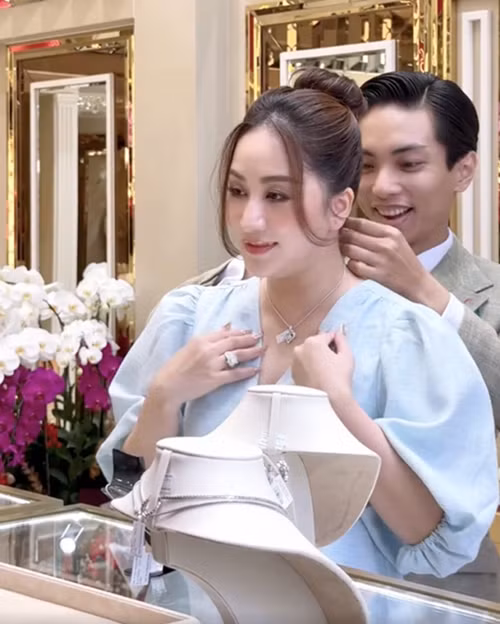 Khánh Thi được Phan Hiển tặng nhẫn, dây chuyền, đôi bông tai, đồng hồ bằng vàng nguyên khối gắn kim cương.