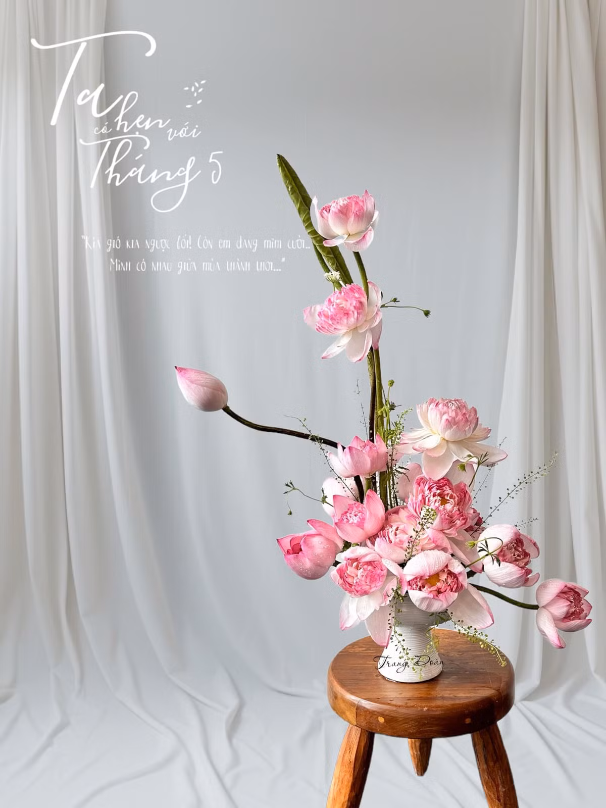 Một bình sen được cắm cầu kỳ thể hiện sự tinh tế của người cắm. Ảnh: Trang Đoàn