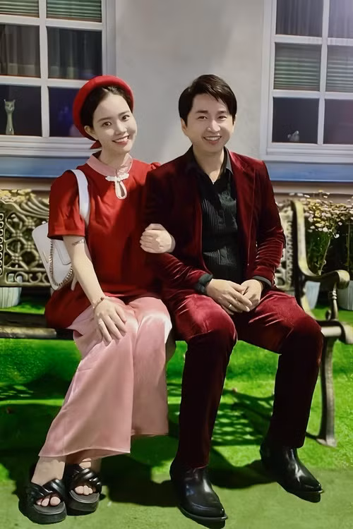 Bảo Anh bị nghén nhiều trong 3 tháng đầu. "Khi ấy mẹ mệt, mặt mũi nhợt nhạt, nước mắt trào ra. Chắc là con chưa cảm nhận được đâu nhỉ. Vì lúc đó con mới bắt đầu hình thành mà", Bằng Cường chia sẻ về giai đoạn vợ có thai 3 tháng.