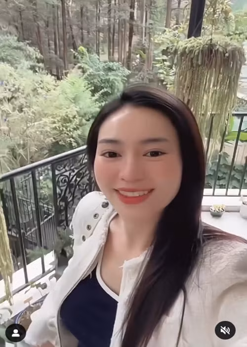 Nữ diễn viên vừa đăng tải clip khoe nhan sắc rạng rỡ ở xứ người. Ảnh: Instagram.
