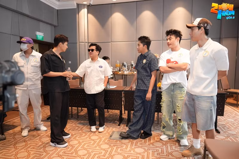 "Ở với vợ ăn ức gà, ở với bé ba ăn gà rán. Là sao Ngô Kiến Huy? Thuyết âm mưu gì đây", Nhã Phương hài hước viết. Ảnh: FBNV.