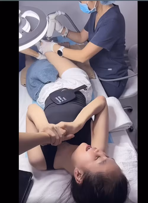 Để Ngọc Trinh bớt đau đớn, Minh Phương - quản lý Ngọc Trinh nắm tay động viên nữ người mẫu.