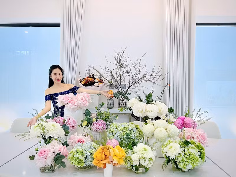 Vào cuối năm 2021, Thủy Tiên và Công Vinh phá bỏ căn nhà cũ trị giá 22 tỷ đồng để xây lại.