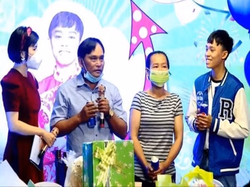 Khi hay tin đồn, bố mẹ của Hồ Văn Cường rất bức xúc, “không thể tin được người ta có thể nghĩ ra trò này”. Ảnh: Yan.