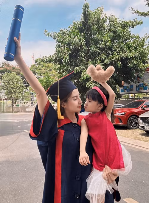 Thiên An đưa con gái cùng đi nhận bằng tốt nghiệp vào tháng 4 vừa qua.
