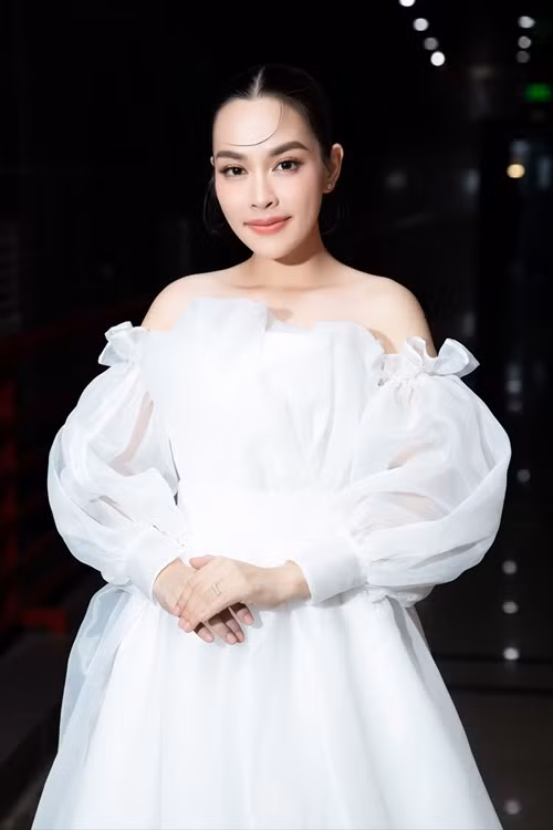 Ngọc Mai cho biết, Xesi đã ký ủy quyền với Trung tâm Bảo vệ Quyền tác giả Âm nhạc Việt Nam (VCPMC), do đó, vấn đề khai thác ca khúc trên toàn lãnh thổ Việt Nam đều sẽ do trung tâm thay mặt tác giả làm việc với các cơ quan, đơn vị có nhu cầu sử dụng. “O Sen” cho rằng bản chất sự việc "chỉ là tác giả chưa hiểu rõ về luật". Ảnh: FBNV.
