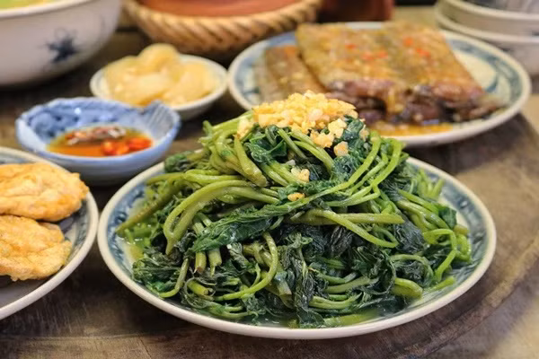 Thói quen ăn cơm nguy hiểm, vô tình “tặng nhau” vi khuẩn Thoi quen an com nguy hiem, vo tinh “tang nhau” vi khuan