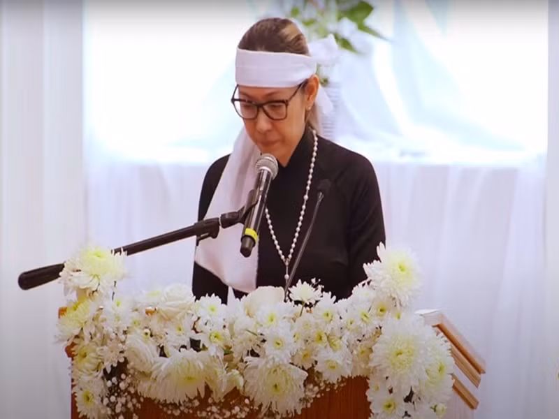 Bạn bè, đồng nghiệp Đức Tiến đã ủng hộ Bình Phương chi phí thực hiện tang lễ và mua đất ở nghĩa trang 80.000 USD. Ảnh: Saostar.