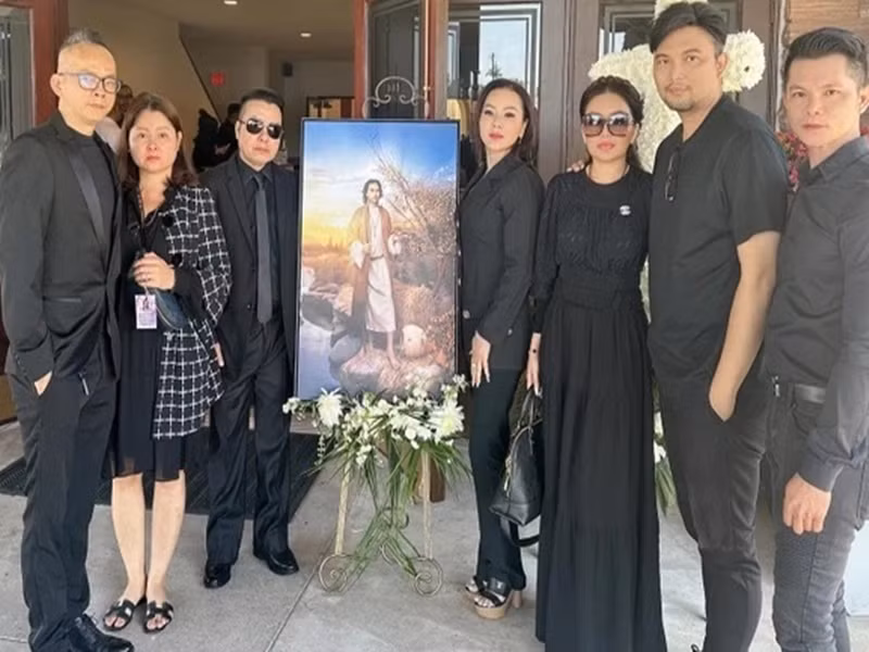 Nhiều đồng nghiệp đến viếng Đức Tiến. Ảnh: Znews.