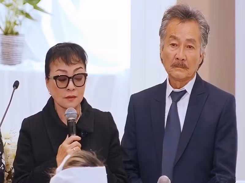 Vợ chồng danh ca Hương Lan cũng đến viếng Đức Tiến. "Trong những lần cả hai gặp nhau trước đây, Đức Tiến gọi Hương Lan là chị. Sau đó, một thời gian ngắn, chúng tôi trở nên thân thiết hơn. Về sau, Đức Tiến gọi tôi là cô. Ngày cuối cùng gặp gỡ, chúng tôi vẫn kịp chụp tấm ảnh cùng nhau tại TP.HCM. Khi nghe tin Đức Tiến mất, tôi không thể tin được, quá bất ngờ và đau đớn. Bây giờ, chỉ còn lại Bình Phương và cháu. Chúng ta nên đặt tình thương nhiều hơn cho hai mẹ con", Znews dẫn lời nữ ca sĩ. Ảnh: Vietnamnet.