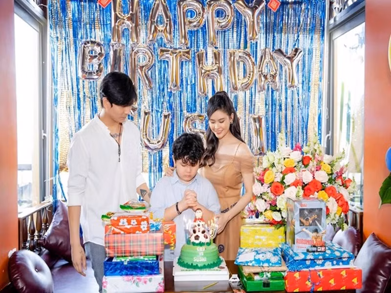 Trương Quỳnh Anh từng chia sẻ, cô và chồng cũ luôn muốn con trai có thể thoải mái đi chơi cùng ba mẹ nhưng vì mối quan hệ hậu ly hôn giữa cô và chồng cũ bị dư luận quá chú ý nên cả ba ít xuất hiện bên nhau như trước.