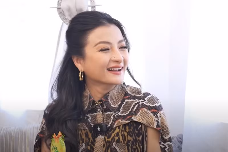 Nữ diễn viên phủ nhận tin đồn từng ra mắt MV "dằn mặt" người cũ. "Vô tình tôi về Việt Nam năm 2016. Tôi vô trường rồi đàn piano thì mọi người nói ‘Ê lâu lâu về làm MV đi. Bạn xúi thì tôi thì làm thôi. Làm sao mà cái video clip ra đúng ngay ngày đám cưới người ấy, tôi không hề biết người ấy đám cưới ngày đó luôn", Người Đưa Tin dẫn lời Thanh Nhã. Ảnh: Người Đưa Tin.