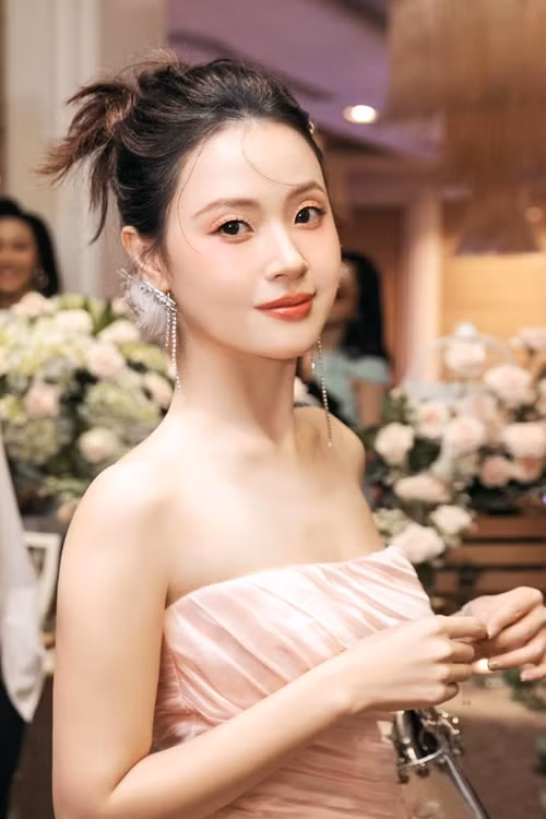 Theo Znews, đại diện của Sở Thông tin và Truyền thông (TT&amp;TT) TP.HCM cho biết, đã có thư mời chủ kênh TikTok "Chưa biết_01" và fanpage "This is Mặt Nạ" lên làm việc vào ngày 24/5 sau đơn khiếu nại của Midu. Ảnh: FBNV.