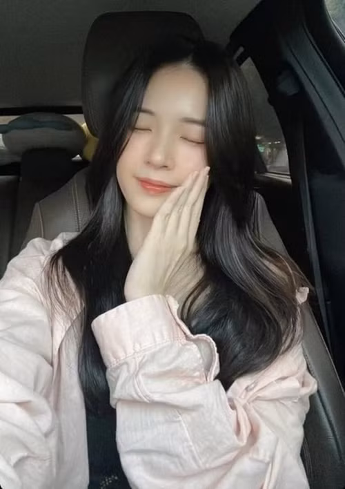 Trong khi đang chuẩn bị cho đám cưới tại TP HCM, Midu đề nghị xử lý chủ kênh TikTok "Chưa biết_01" và fanpage Facebook "This is Mặt Nạ". Ảnh: FBNV.