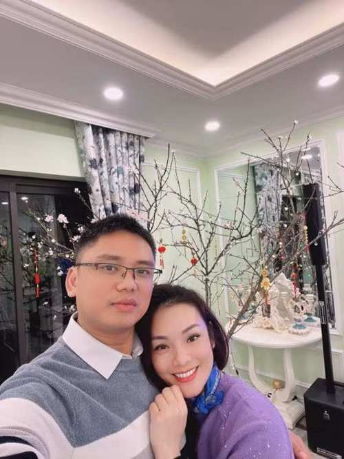 Sau đám cưới, Tân Nhàn khoe ảnh cận mặt người bạn đời. Ảnh: FBNV.