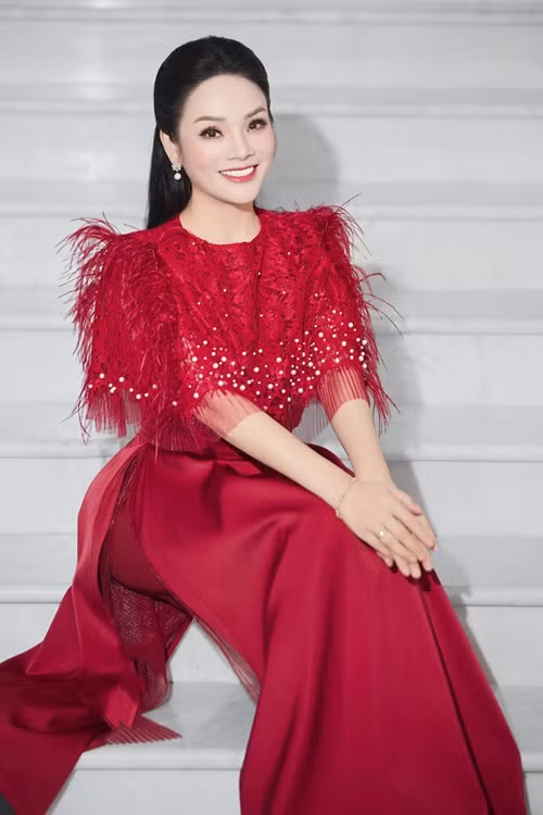 Năm 2019, nữ ca sĩ sinh năm 1982 nhận học vị tiến sĩ, trở thành Tiến sĩ âm nhạc trẻ nhất ở Việt Nam. Ảnh: FBNV.