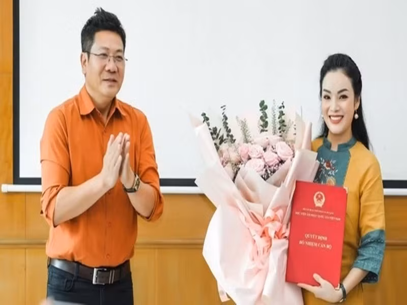 Tan Nhan su nghiep, tinh duyen deu vien man o tuoi 42