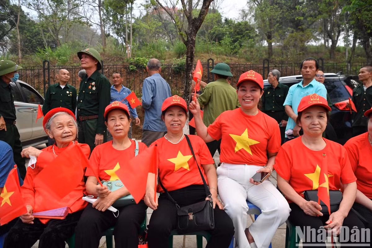 Thức trắng đêm chờ đón Lễ diễu binh kỷ niệm Chiến thắng Điện Biên Phủ - Hình 6 Thuc trang dem cho don Le dieu binh ky niem Chien thang Dien Bien Phu-Hinh-6