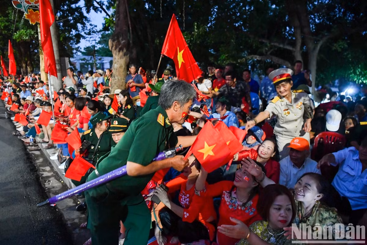 Thức trắng đêm chờ đón Lễ diễu binh kỷ niệm Chiến thắng Điện Biên Phủ - Hình 4 Thuc trang dem cho don Le dieu binh ky niem Chien thang Dien Bien Phu-Hinh-4