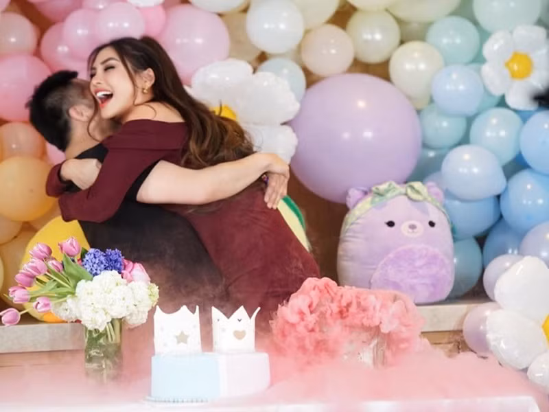 Chồng Việt kiều của Võ Hoàng Yến ôm chầm vợ khi biết giới tính con.