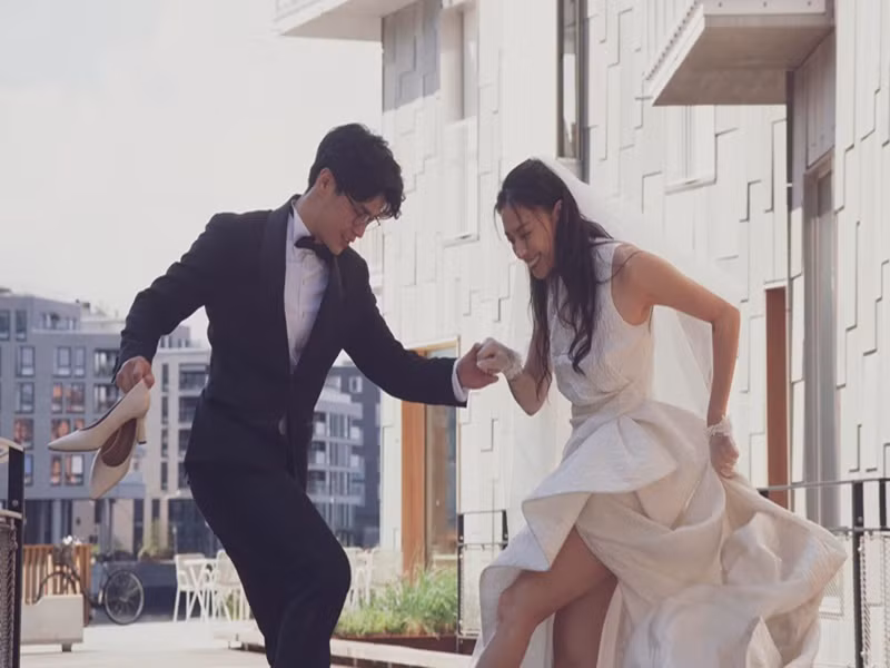 Ngày 8/5/2022, Ngô Thanh Vân - Huy Trần tổ chức đám cưới. Mới đây, nữ diễn viên thú nhận, cô quên ngày kỷ niệm cho đến khi được chồng tặng hoa.