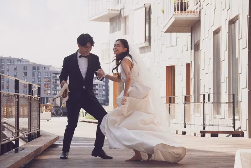 Kỷ niệm 2 năm ngày cưới, Ngô Thanh Vân chia sẻ khoảnh khắc vui đùa cùng chồng. Cô viết: "Mình đã có nhau được 2 năm. Nghe có 2 năm thấy mới quá mới, mà cũng nhờ gặp chồng mà vợ rẽ sóng đạp gió đi bán mì. Bắt đầu một hành trình mới quá mới. Mà kệ vợ thích thử thách, thích lao vào cái mới, cái mà vợ chưa làm qua bao giờ. Mệt mà vui chồng à. Vậy đi, vợ chồng mình có nhiều vui nhiều. Đồng lòng là được. Vui là được. Chúc chúng ta có thêm nhiều năm nữa để đi từ thử thách này qua đến thử thách khác. Chúng ta sẽ là cặp đôi, bật nhạc nào thì nhảy nhạc đó cùng nhau chồng nhé".
