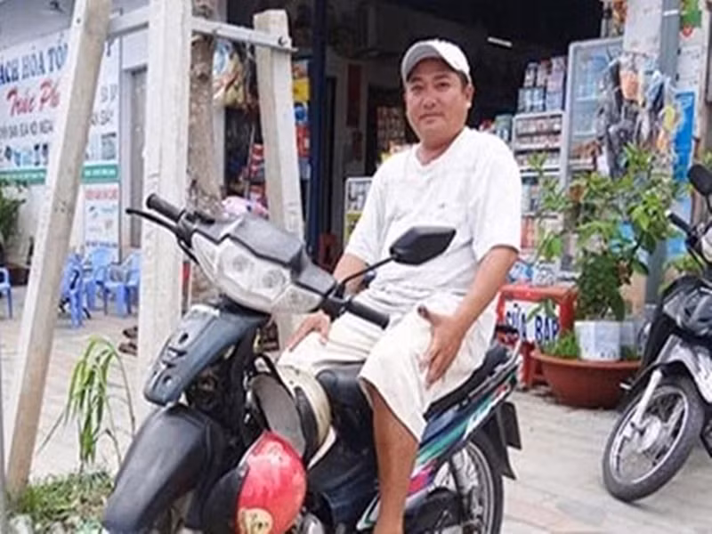 Trong bài phỏng vấn với Vietnamnet cuối năm 2023, Phùng Ngọc cho biết, ngoài chạy xe ôm, làm thợ cắt tóc, anh còn bán quần áo vỉa hè, bốc vác đến bán hàng online, làm bảo vệ ở khắp các tỉnh thành như Bình Phước, Bình Dương, Phú Quốc, Vĩnh Long… Ảnh: Dân Việt.